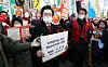 Minor conservative presidential candidate Huh Kyoung-young of the National Revolutionary Dividends Party submits his second injuction against Thursday’s televised presidential candidates' debate to the Seoul Western District Court in Mapo District, western Seoul, on Thursday morning. [NEWS1]