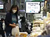 A board at the Mangwon traditional market in May 2020 advertises that stores accept emergency relief grants. The Democratic Party is pushing to include a similar grant for every Korean household in the second supplementary budget this year. [YONHAP]