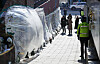 Police officers stand watch as people visit a makeshift memorial for the victims of the Itaewon crowd crush on Oct. 29 in Yongsan District, central Seoul, Tuesday. [NEWS1]