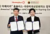 James Kim, chairman and CEO of the American Chamber of Commerce in Korea, left, and Jo Ju-yeon, CEO of Homeplus, take a commemorative photo at the 'Buy America' Homeplus-Amcham MOU Signing Ceremony at Homeplus' headquarters in Gangseo District, western Seoul, on March 13. [HOMEPLUS]