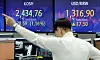 A screen in Hana Bank's trading room in central Seoul shows stock and foreign exchange markets open on Wednesday. [NEWS1]