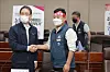 Members from Seoul Metro and the Seoul Transit Corporation Labor Union shake hands after reaching a last-minute agreement at the Seoul Metro Headquarters in Seongdong District, eastern Seoul, shortly before midnight on Monday. Accordingly, a strike by Seoul subway workers scheduled for Tuesday was called off. [NEWS1]