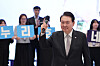President Yoon Suk Yeol gestures as he holds a video call with researchers at Naro Space Center, in Goheung, South Jeolla, after watching a broadcast of space rocket Nuri's launch from the presidential office in Seoul on Thursday. [PRESIDENTIAL OFFICE]