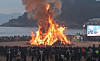 People circle around to watch the burning dalgip, or “moon house,” in Haeundae District, Busan, on Feb. 12, to mark Jeongwol Daeboreum, a traditional holiday celebrating the first full moon after the Lunar New Year. [YONHAP]