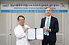 Seoul National University Bundang Hospital President of Biomedical Research Institute Lee Hak-jong, left, and Novo Nordisk Pharma Korea General Manager Sasha Semienchuk pose for the camera at the memorandum of understanding signing ceremony held at the Seoul National University Bundang Hospital on Jan. 15. [NOVO NORDISK PHARMA]