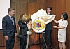 Officials from Luxembourg and Korea unveil the grand duchy's coat of arms during the official opening ceremony of the Luxembourgish Embassy on Tuesday evening at the Shilla Hotel in Jung District, central Seoul. From left stands Xavier Bettel, vice prime minister of Luxembourg; Stephanie Obertin, Luxembourg's minister for research and higher education; Jacques Flies, Luxembourg's ambassador to Korea; and Lee Se-jin, director of the Foreign Ministry's Western Europe division. [PARK SANG-MOON]