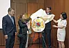Officials from Luxembourg and Korea unveil the grand duchy's coat of arms during the official opening ceremony of the Luxembourgish Embassy on Tuesday evening at the Shilla Hotel in Jung District, central Seoul. From left stands Xavier Bettel, vice prime minister of Luxembourg; Stephanie Obertin, Luxembourg's minister for research and higher education; Jacques Flies, Luxembourg's ambassador to Korea; and Lee Se-jin, director of the Foreign Ministry's Western Europe division. [PARK SANG-MOON]