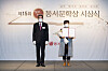 Dongsuh Foods CEO Lee Kwang-bok, left, poses with Kim Hye-young, winner of the grand prize at the 15th Scent of Life Dongsuh Literature Awards, in central Seoul on Wednesday. [DONGSUH FOODS]