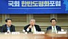 Moon Chung-in, a presidential special advisor on diplomatic and security affairs, center, speaks at a conference at the National Assembly on Thursday. [YONHAP]