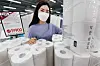 A model shows off Homeplus' eco-friendly toilet paper made of recycled milk cartons. [YONHAP]