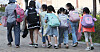 Students arrive at an elementary school in Seodaemun District, western Seoul on Monday, as more students were allowed to return to their classrooms. [NEWS1]