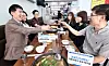 Six people have lunch together at a restaurant in Nowon District, northern Seoul, on Monday, when the country eased social distancing rules and allowed private gatherings of up to six people, including at least two fully vaccinated people before 6 p.m. and four after 6, in areas under Level 4. [YONHAP]