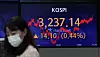 A screen in Hana Bank's trading room in central Seoul shows the Kospi closing at 3,237.14 points on Tuesday, up 14.10 points, or 0.44 percent, from the previous trading day. [NEWS1]