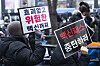 People protest the enforcement of vaccinations and the vaccine pass system in Seoul on Jan. 15. [JEONG JUN-HEE]