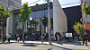 At Korea’s only Apple store, in Garosu-gil, Gangnam in southern Seoul, customers line up to enter the establishment Thursday. [KANG JAE-EUN]