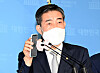 Rep. Shin Won-sik of the United Future Party (UFP), which later changed its name to the People Power Party (PPP), holds a press conference at the National Assembly on Wednesday.  [YONHAP]