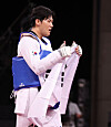 In kyo-don raises both thumbs up towards his coach after winning his bronze medal. [YONHAP]
