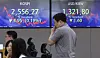 Screens in Hana Bank's trading room in central Seoul show the Kospi closing at 2,556.27 points on Thursday, down 0.19 percent, or 4.95 points, from the previous trading session. [YONHAP]
