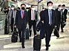 Ruling Democratic Party (DP) Rep. Kim Jin-pyo, front right, leads a delegation of lawmakers from the Korea-Japan Parliamentarians' Union on a trip to Tokyo, departing from Incheon International Airport Thursday. [YONHAP]