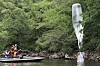 Police retrieve a balloon attached to a sign lampooning the North's ruling Kim family that anti-Pyongyang activists floated toward North Korea on Monday evening, in defiance of the South Korean government's attempts to stop them. [YONHAP]