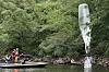 Police retrieve a balloon attached to a sign lampooning the North's ruling Kim family that anti-Pyongyang activists floated toward North Korea on Monday evening, in defiance of the South Korean government's attempts to stop them. [YONHAP]