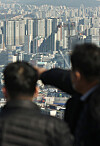 Apartments from Namsan in central Seoul on Thursday. Apartment prices in Seoul inched down 0.02 percent in the week to Feb. 14 compared to a 0.01 percent decline in the previous week, according to data from the Korea Real Estate Board on Thursday. Stricter regulations on loans and higher interest rates have weakened demand for apartments. [YONHAP]