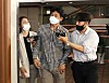 Kim Gyu-bong, center, the coach accused of verbal and physical abuse of the late triathlete Choi Suk-hyeon, is surrounded by reporters as he heads into a meeting of the Korea Triathlon Federation’s fair play committee at the Seoul Olympic Parktel in Songpa District, southern Seoul, Monday. Kim and the team captain was later banned for life by the federation. [YONHAP]