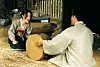 A still from the 1993 hit art house film ’Seopyonje.“The film, written by Kim Myung-gon, right, spotlights the world of pansori, ortraditional narrative singing. [JOONGANG PHOTO]