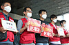 In front of the Seoul Southern District Court on Wednesday, Eastar Jet's pilot union blames Eastar Jet founder Lee Sang-jik for driving the airline to financial ruin. The pilot union reported Lee, also a Democratic Party lawmaker, to the prosecution on the same day over tax evasion and other alleged crimes. [YONHAP]