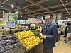 Chile’s Vice Minister of Agriculture Alan Espinosa-Ortiz introduces Chilean lemons on display at Emart's Yongsan branch in central Seoul during an interview with the Korea JoongAng Daily on July 29.[SEO JI-EUN]