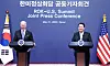 President Yoon Suk-yeol, right, and U.S. President Joe Biden hold a joint press conference after their first bilateral summit at the presidential office in Yongsan, central Seoul, Saturday. [YONHAP]