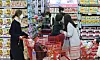 Customers walk by the snack aisle at a discount store in Seoul on Monday. The rise in consumer price for manufactured food products hit 10.4 percent in February, the highest since April 2009. Bread products rose by 17.7 percent, snacks by 14.2 percent and ice cream by 13.6 percent. [YONHAP]