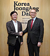 British ambassador to Korea Colin Crooks, right, shakes hands with Cheong Chul-gun, CEO of the Korea JoongAng Daily, as he pays a courtesy call to the newsroom in Sangam-dong of Mapo District, western Seoul, on Wednesday. [PARK SANG-MOON]