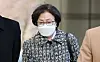 Former Environment Minister Kim Eun-kyung enters the Seoul Central District Court on Tuesday to attend a sentencing hearing. The court convicted her of abuse of power and sent her to jail for two years and six months. [YONHAP]