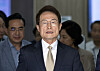 Seoul education superintendent Cho Hee-yeon steps out of the Seoul Metropolitan Office of Education headquarters in Jongno District, central Seoul, on Thursday to deliver a statement on the Supreme Court verdict doled out the same day. [YONHAP]
