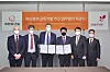 Kim Seung-mo, CEO of Hanwha Corporation's E&C divison, fourth from left, poses with Jens Økland, Equinor's senior vice president for Business development in Renewables, third from left, after signing a memorandum of understanding on Monday. [HANWHA CORPORATION E&C DIVISION]