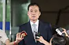 Kim Yung-ho, the unification minister nominee, speaks to reporters Friday in front of the Office of the Inter-Korean Dialogue in Jongno District, central Seoul, his temporary office to prepare for a parliamentary confirmation hearing. [YONHAP]