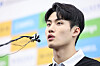 Swimmer Hwang Sun-woo speaks to reporters during a media day event at Seoul Olympic Parktel in Songpa District, southern Seoul on Aug. 2. [YONHAP]