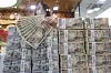 An Hana Bank employee checks yen and dollar sat Hana Bank's Counterfeit Notes Response Center in Jung District, central Seoul. [YONHAP]