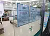 A notice about changed business hours is put up at Hana Bank’s headquarters in Jung District, central Seoul, on Tuesday. Due to Level 2.5 social distancing, the operating hours of banks in greater Seoul have been reduced to between 9:30 a.m. and 3:30 p.m. until Dec. 28. [YONHAP]