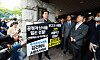Former Democratic Party Chairman Song Young-gil, center, protests in front of the Seoul Central District Prosecutors’ Office in Seocho District, southern Seoul on Wednesday, urging prosecutors to question him. He voluntarily showed up at the office for the second time that morning in regard to a bribery scandal but was turned away. [YONHAP]
