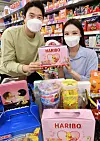 Models hold up gift packages filled with sweets at a Homeplus branch in Gangseo District, western Seoul. Homeplus announced Monday that it launched a promotion event for dessert gift packages ahead of 'White Day' on Mar. 14, which is celebrated as a counterpart of Valentine's Day in Korea. [YONHAP]
