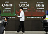 Electronic displays show market at Hana Bank in central Seoul on Oct. 30. [YONHAP]