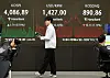 Electronic displays show market at Hana Bank in central Seoul on Oct. 30. [YONHAP]
