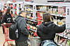 Consumers shop at a large mart in downtown Seoul on Nov. 7. [YONHAP]