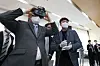 KT CEO Koo Hyun-mo wears a virtual reality (VR) headset during a VR demo at KT Square in central Seoul on Monday. The exhibition is part of a government program to connect conglomerates with start-ups. [YONHAP]