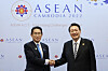Korean President Yoon Suk-yeol, right, and Japanese Prime Minister Fumio Kishida shake hands before a bilateral summit in Phnom Penh, Cambodia on Sunday. [YONHAP]