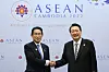 Korean President Yoon Suk-yeol, right, and Japanese Prime Minister Fumio Kishida shake hands before a bilateral summit in Phnom Penh, Cambodia on Sunday. [YONHAP]
