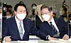 Yoon Suk-yeol, left, presidential candidate of the opposition People Power Party (PPP), converses with Lee Jae-myung, presidential candidate of the ruling Democratic Party (DP), in the Kim Dae-jung Library at Yonsei University in western Seoul on Thursday at the commemoration of the 21st anniversary of former President Kim Dae-jung winning the Nobel Peace Prize. [JOINT PRESS CORPS]