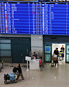 Passengers arriving in Korea on a flight from China enter Terminal 1 of Incheon International Airport on Sunday. With China lifting its ban on group tours to Korea in August for the first time in six years, the number of passengers flying between Korea and China stood at 931,272 in August, according to the Ministry of Land, Infrastructure and Transport, which is 45 percent of the figure before the travel restriction was imposed. [YONHAP]